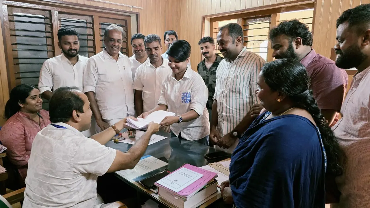മിവ ജോളി നാമനിർദേശ പത്രിക സമർപ്പിക്കുന്നു