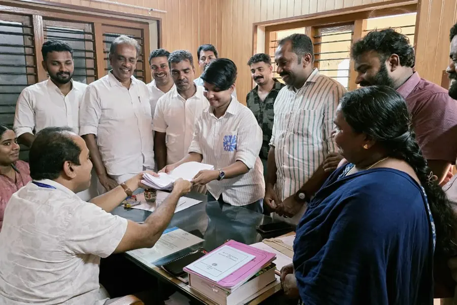 UDF സ്ഥാനാർഥിക്ക് കെട്ടിവെക്കാനുള്ള പണം നൽകി സഹപാഠികളുടെ അക്രമണത്തിൽ കൊല്ലപ്പെട്ട ഷഹബാസിന്റെ പിതാവ്