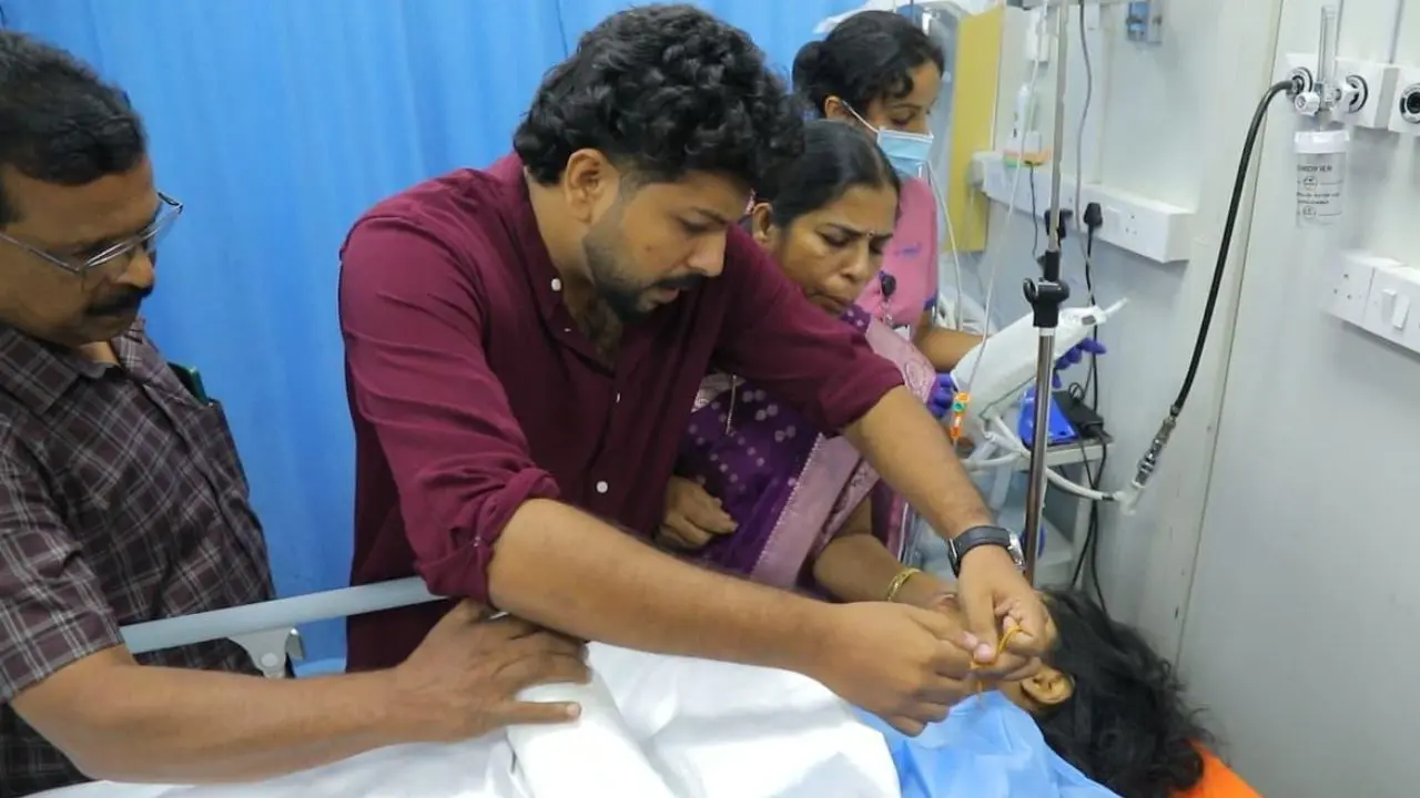 ആശുപത്രിയിലെ അത്യാഹിതവിഭാഗത്തിൽവെച്ച് ആവണിക്ക് താലിചാർത്തുന്ന ഷാരോൺ (Image; Special arrangement)