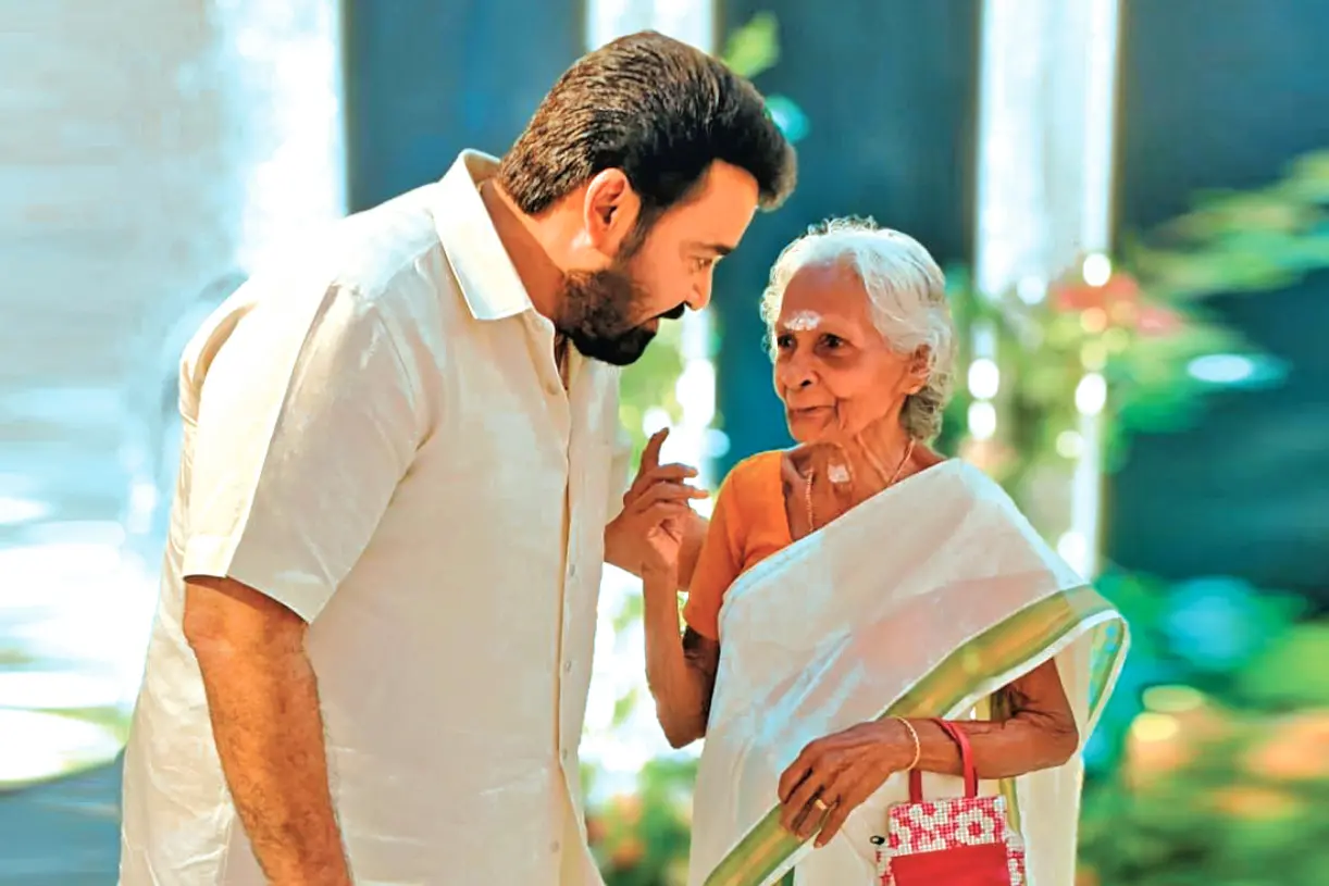 ഐമുറി തിരുഹൃദയ പള്ളിയിലെ ലൊക്കേഷനിൽ തന്നെ കാണാനെത്തിയ ലീലാമണിയമ്മയോട് വിശേഷങ്ങൾ തിരക്കുന്ന മോഹൻലാൽ