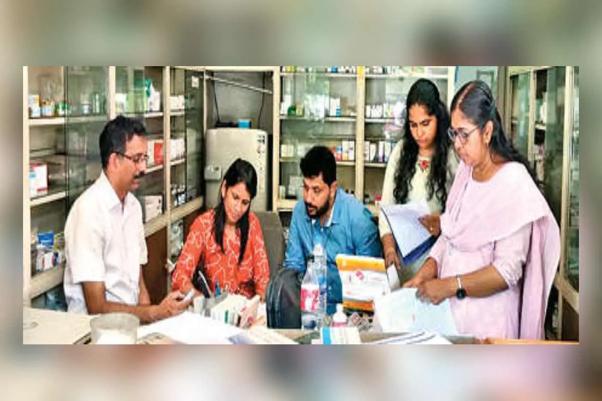 അനധികൃതമായി ഓൺലൈനിൽ മരുന്ന് വിൽപ്പന നടത്തിയ സ്ഥാപനത്തിൽ ഡ്രഗ്സ് കൺട്രോൾ വകുപ്പ് പരിശോധന നടത്തുന്നു