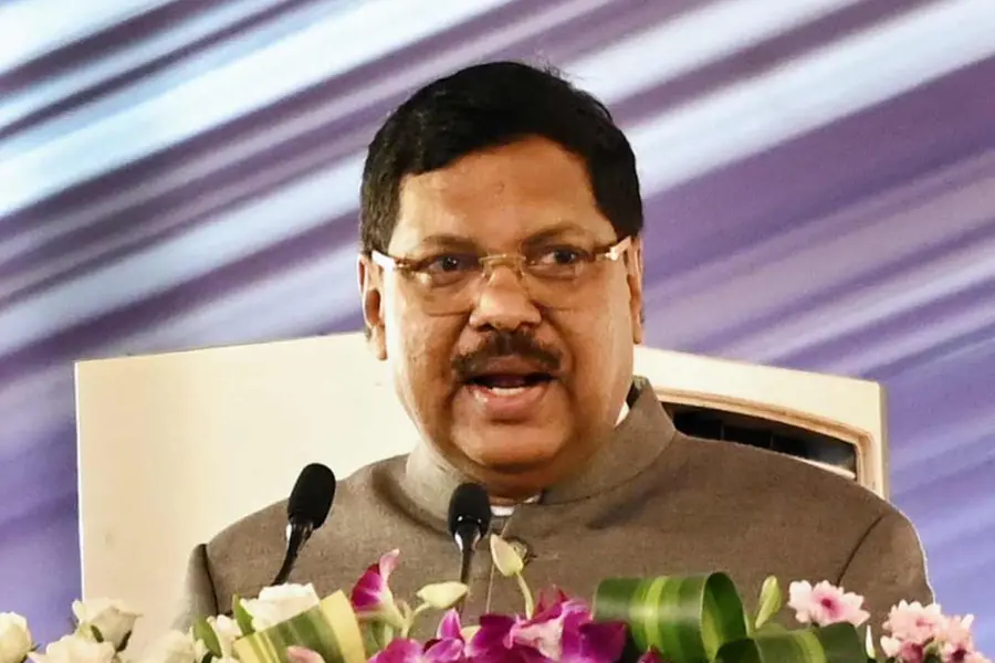 'പൂവ് എറിയരുത്, അത് മറ്റാർക്കെങ്കിലും കൊടുക്കൂ..' പുഷ്പവൃഷ്ടിക്കൊരുങ്ങിയ അഭിഭാഷകനെ വിലക്കി ജസ്റ്റിസ് ഗവായ്