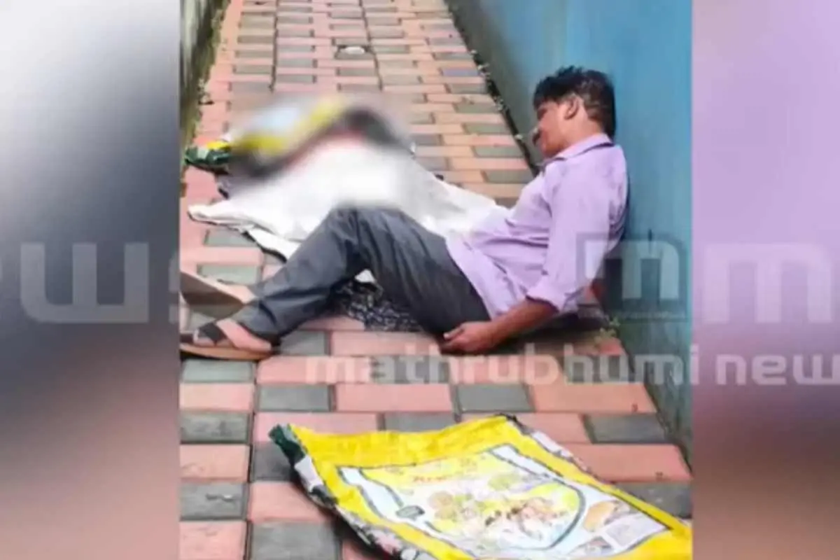 ചാക്കില്കെട്ടിയ മൃതദേഹം സമീപത്ത് ജോര്ജും | Screengrab: Mathrubhumi News