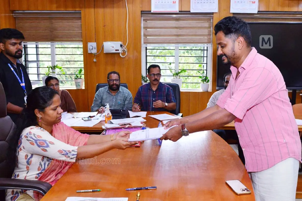 ജഷീർ പള്ളിവയൽ കളക്ടർ ഡി.ആർ. മേഘശ്രീക്ക് നാമനിർദേശപ്പത്രിക സമർപ്പിക്കുന്നു.|Photo: MBI