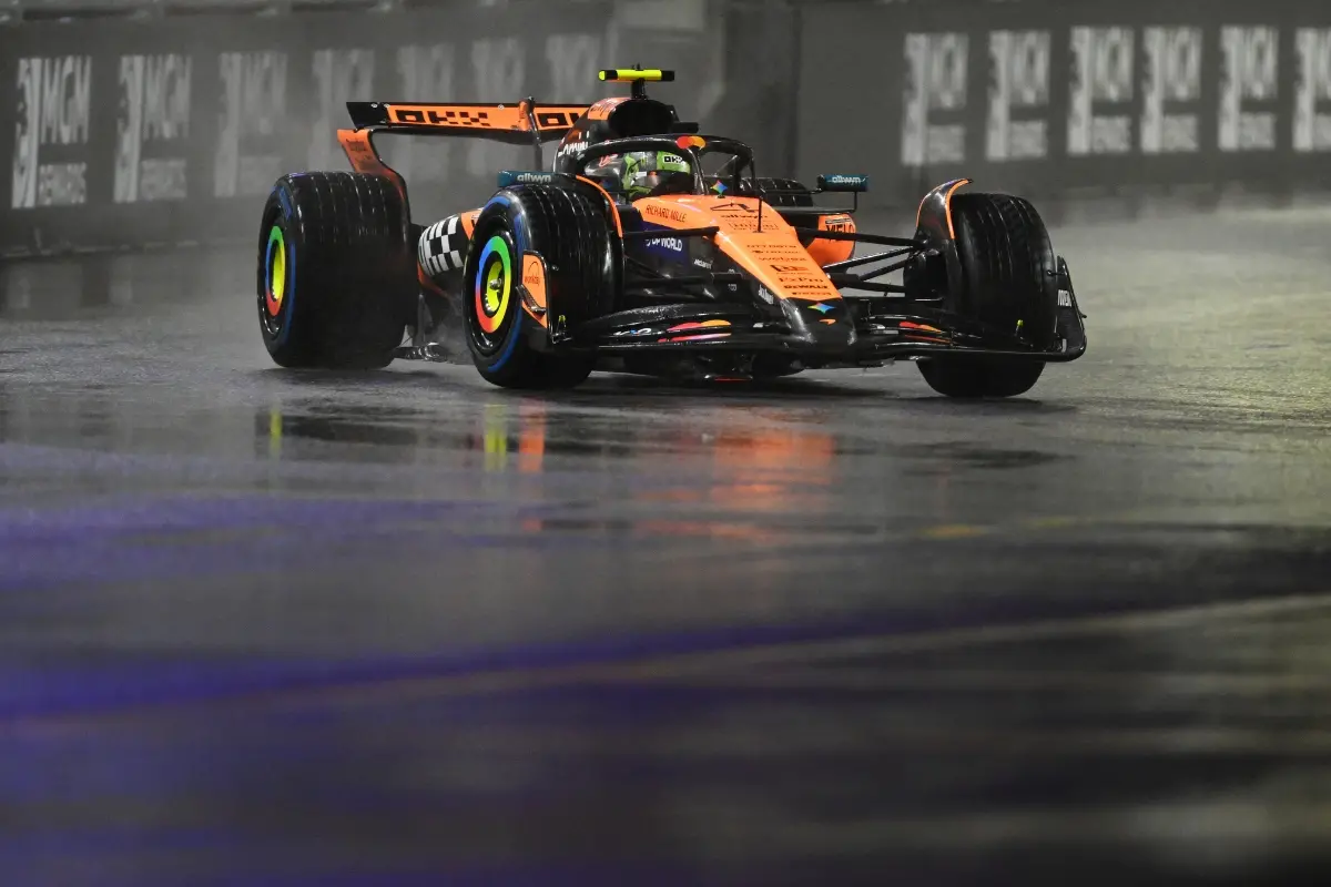Lando Norris of Great Britain driving the (4) McLaren MCL39 Mercedes on track during qualifying | Photo: Clive Mason/Getty Images