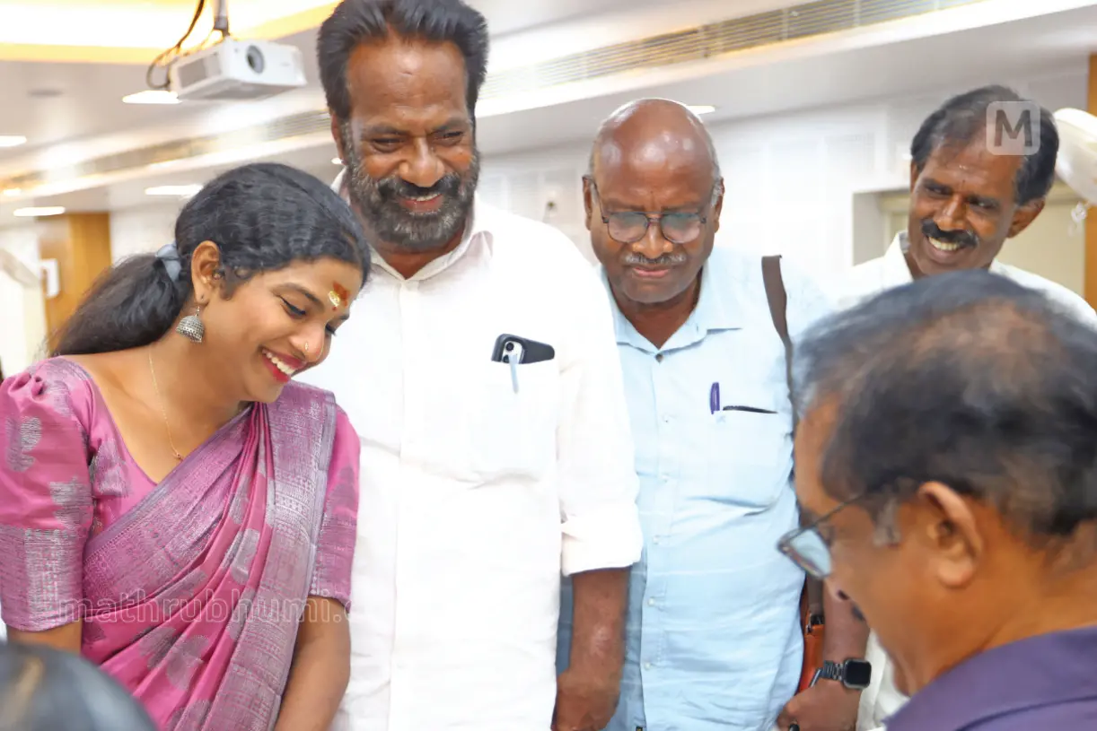 ചിരിയോടെ... : ജില്ലാ പഞ്ചായത്തിലെ വയലാർ ഡിവിഷനിൽ മത്സരിക്കുന്ന യുഡിഎഫ് സ്ഥാനാർഥി ട്രാൻസ്വുമൻ അരുണിമ എം. കുറുപ്പ് പത്രിക സമർപ്പിക്കാനെത്തിയപ്പോൾ കളക്ടർ അലക്സ് വർഗീസിന്റെ ടെൻഷനുണ്ടോയെന്ന ചോദ്യത്തിന് ചിരിച്ചുകൊണ്ടു മറുപടി പറയുന്നു | ഫോട്ടോ: സി. ബിജു