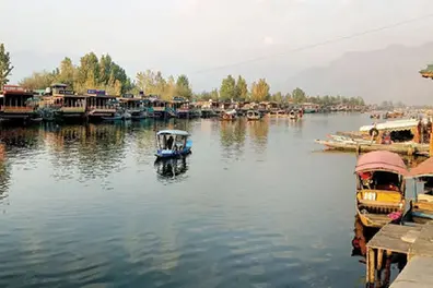 Srinagar becomes top escape for Delhi residents battling toxic air