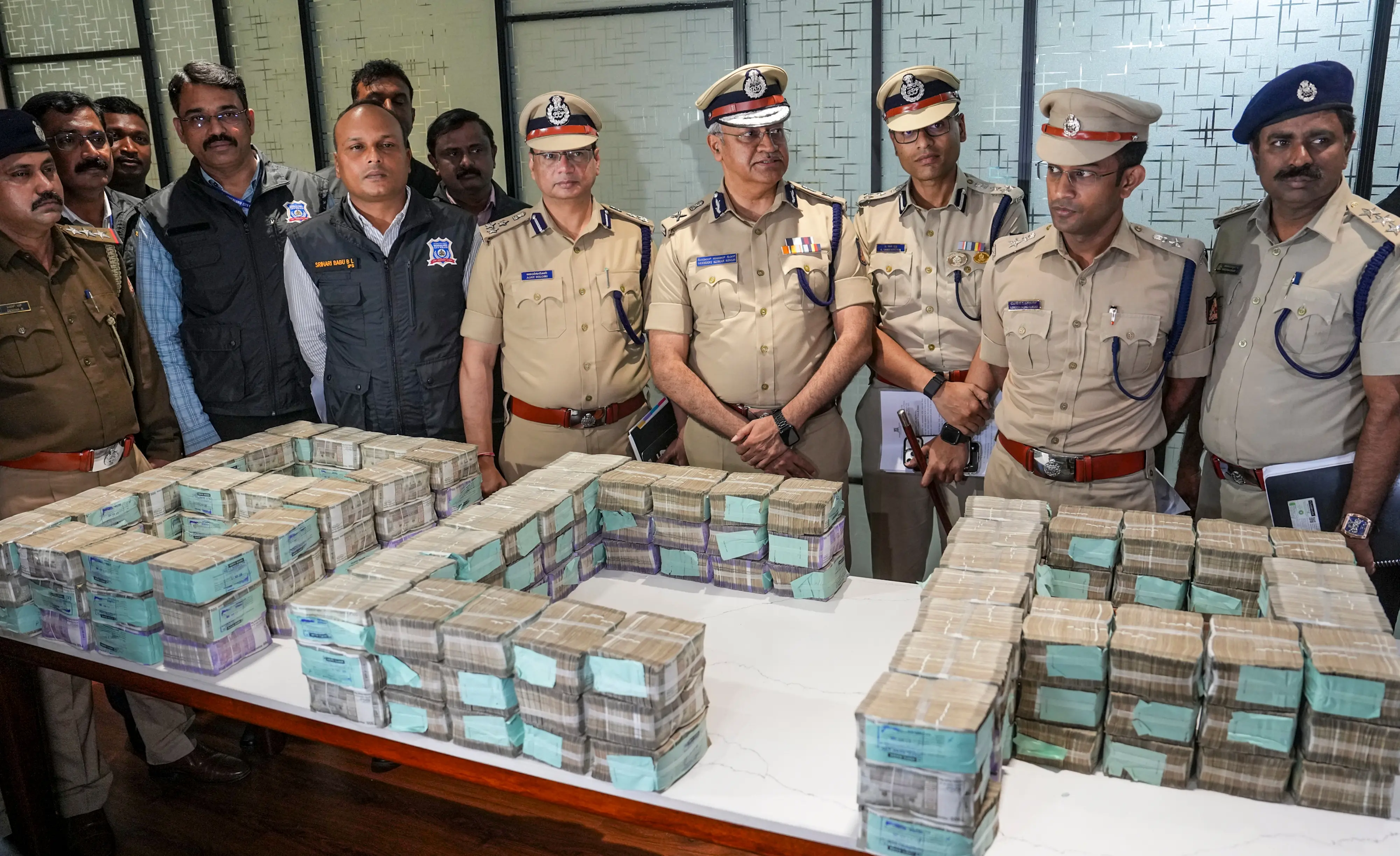 കണ്ടെടുത്ത പണവുമായി അന്വേഷണ സംഘം | Photo: PTI