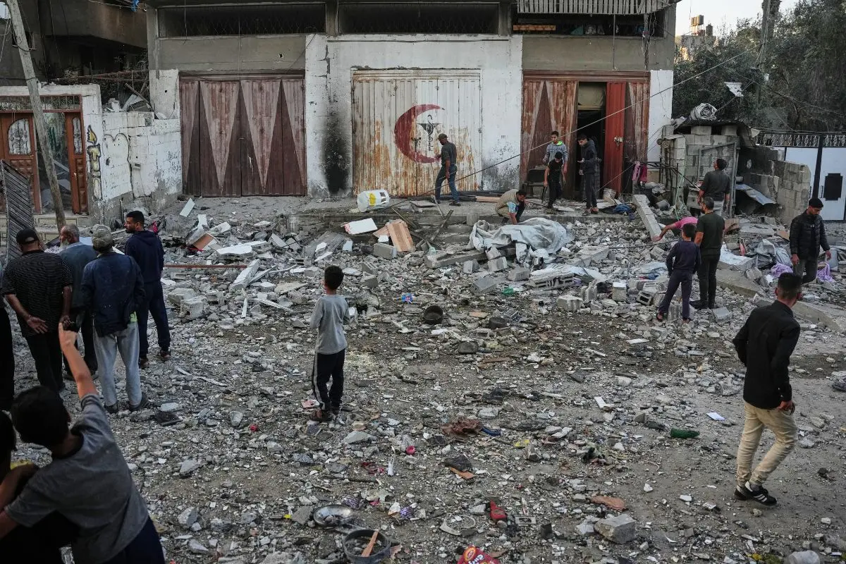 Palestinians inspect the damage to a house targeted by an Israeli strike in Deir al-Balah, in the central Gaza Strip, Saturday, Nov. 22 (Photo: AFP)