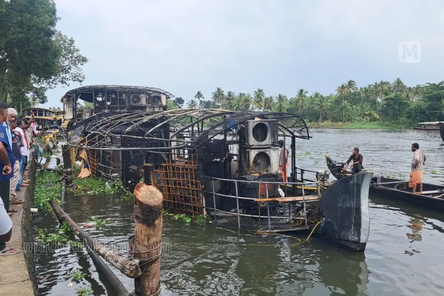 ആലപ്പുഴയില് ഹൗസ്ബോട്ടിന് തീപ്പിടിച്ചു; തീ പടര്ന്നത് അടുക്കളയില്നിന്നെന്ന് സംശയം | VIDEO