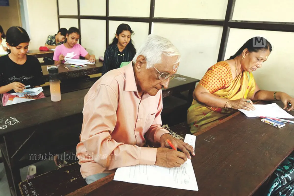 മദിരാശി കേരളസമാജത്തിൽ നടന്ന മലയാളം മിഷൻ പഠനോത്സവത്തിൽ പരീക്ഷയെഴുതുന്ന എം. കൃഷ്ണൻ.|ഫോട്ടോ: മാതൃഭൂമി