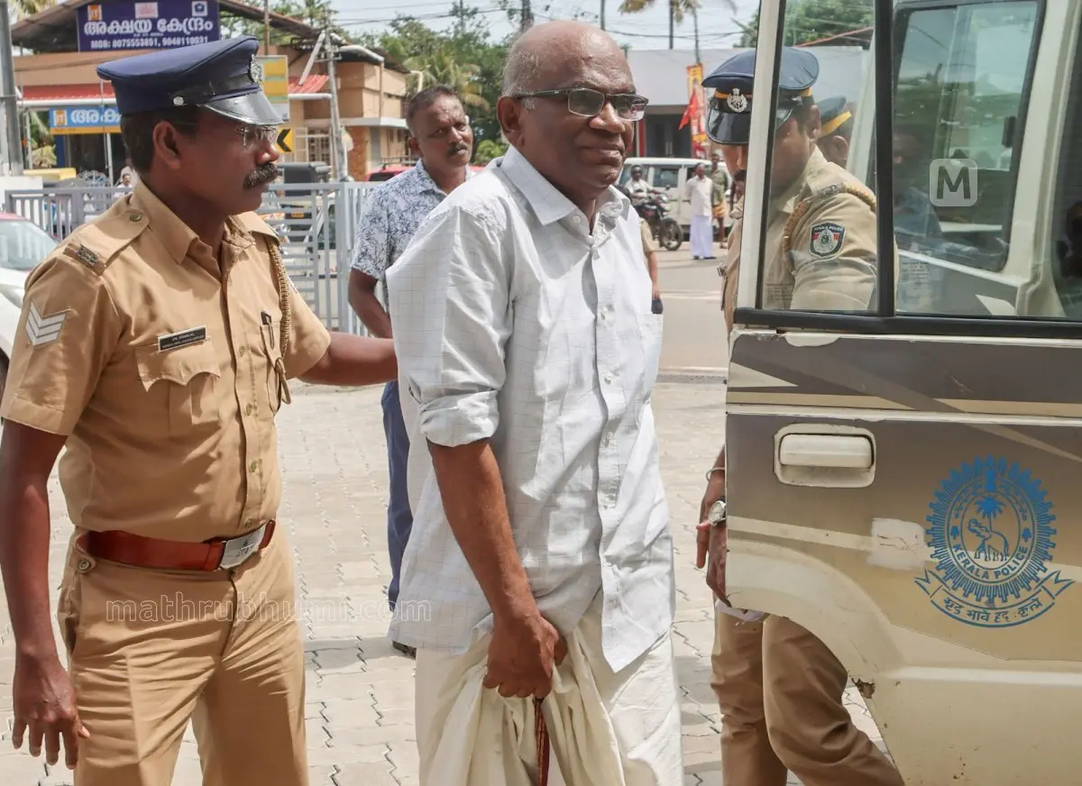 റിമാൻഡ് കാലാവധി കഴിഞ്ഞതിനെ തുടർന്ന് ശബരിമല സ്വർണ്ണ കൊള്ള കേസിൽ തിരുവിതാംകൂർ മുൻ ദേവസ്വം ബോർഡ് പ്രസിഡൻറ് എൻ വാസുവിനെ കൊല്ലത്തെ വിജിലൻസ് പ്രത്യേക കോടതിയിൽ കൊണ്ടുവന്നപ്പോൾ | ഫോട്ടോ: സി.ആർ. ഗിരീഷ്കുമാർ / മാതൃഭൂമി