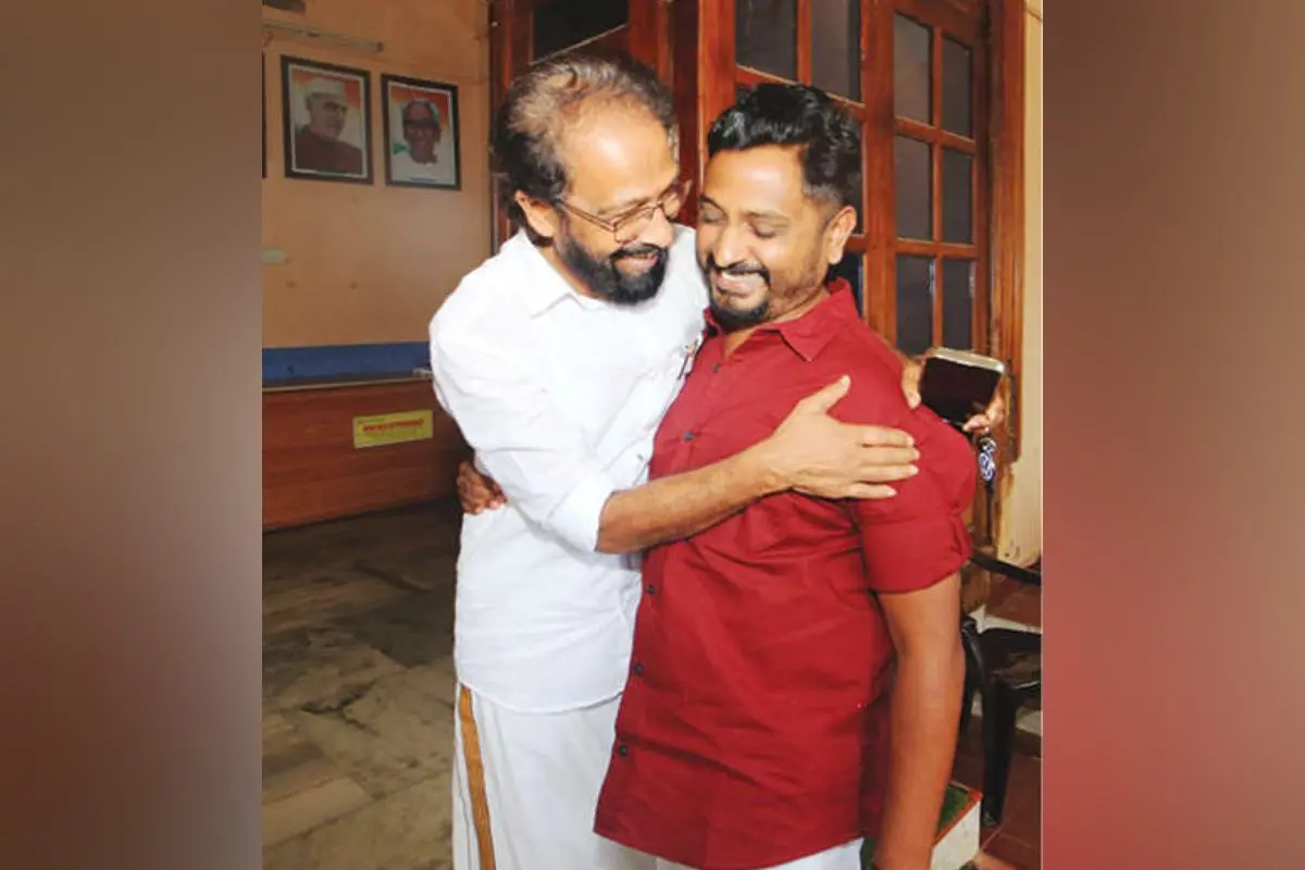 ജില്ലാ പഞ്ചായത്ത് തോമാട്ടുചാൽ ഡിവിഷനിലേക്ക് നാമനിർദ്ദേശ പത്രിക നൽകിയ യൂത്ത് കോൺഗ്രസ് സംസ്ഥാന സെക്രട്ടറി ജഷീർ പള്ളിവയൽ നാമനിർദ്ദേശപത്രിക പിൻവലിച്ച ശേഷം ഡിസിസി ഓഫീസിലെത്തിയപ്പോൾ കെട്ടിപ്പിടിക്കുന്ന ഡിസിസി പ്രസിഡന്റ് ടി.ജെ. ഐസക്