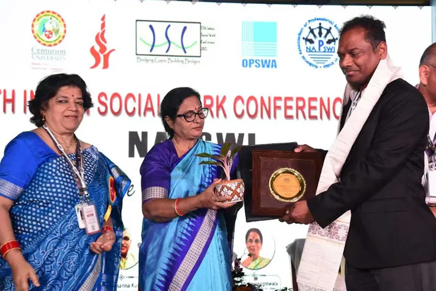 ഇന്ത്യന്‍ സോഷ്യല്‍ വര്‍ക്ക് അസോസിയേഷന്റെ അധ്യാപക അവാര്‍ഡ് ഡോ. പി.വി. ബൈജുവിന് സമര്‍പ്പിച്ചു