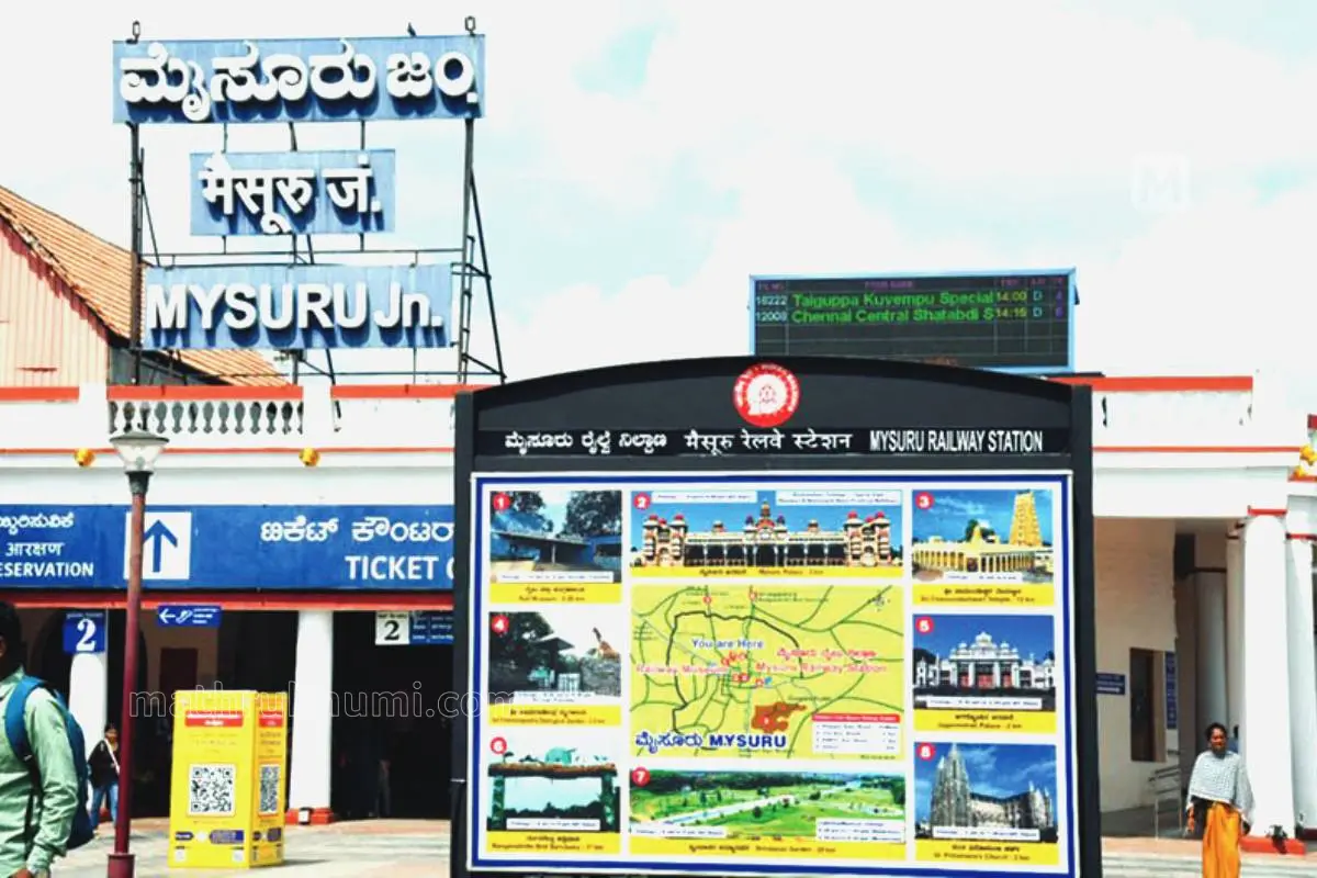 മൈസൂരു റെയിൽവേ സ്റ്റേഷനിൽ സ്ഥാപിച്ച ടൂറിസ്റ്റ് ഇൻഫർമേഷൻ ബോർഡ്.