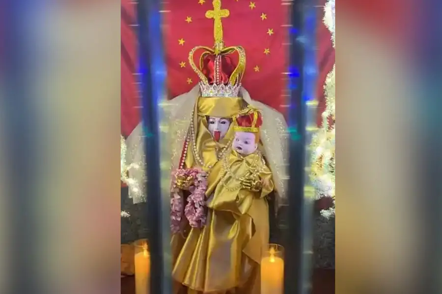 The vandalised idol in Mumbai