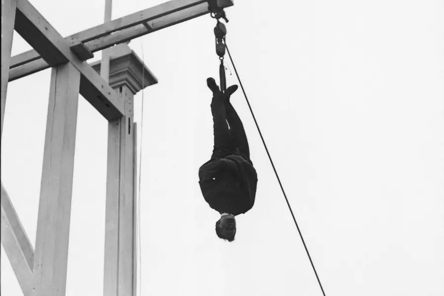 harry houdini performing