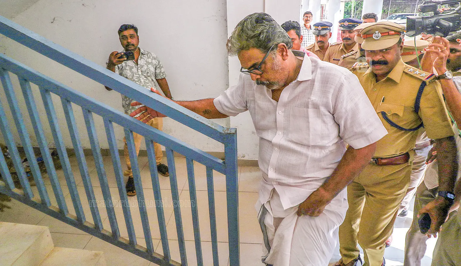 മുരാരി ബാബുവിനെ കോടതിയില് ഹാജരാക്കാൻ കൊണ്ടുവന്നപ്പോൾ | ഫയല്ചിത്രം | ഫോട്ടോ: മാതൃഭൂമി