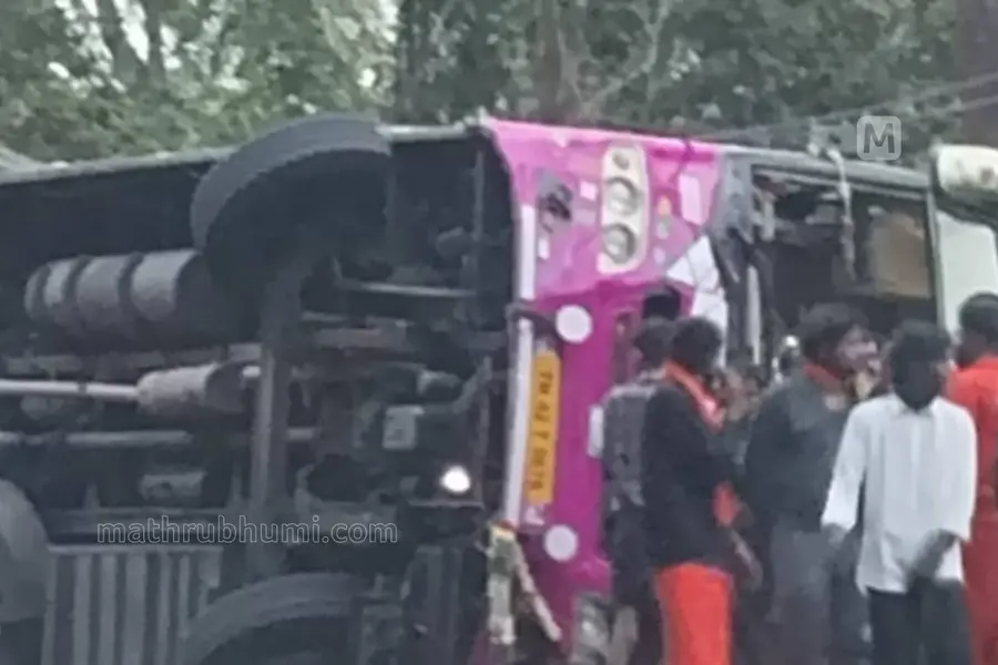 കുട്ടിക്കാനത്ത് ശബരിമല തീര്ഥാടകരുടെ ബസ് മറിഞ്ഞ് നിരവധി പേര്ക്ക് പരിക്ക്