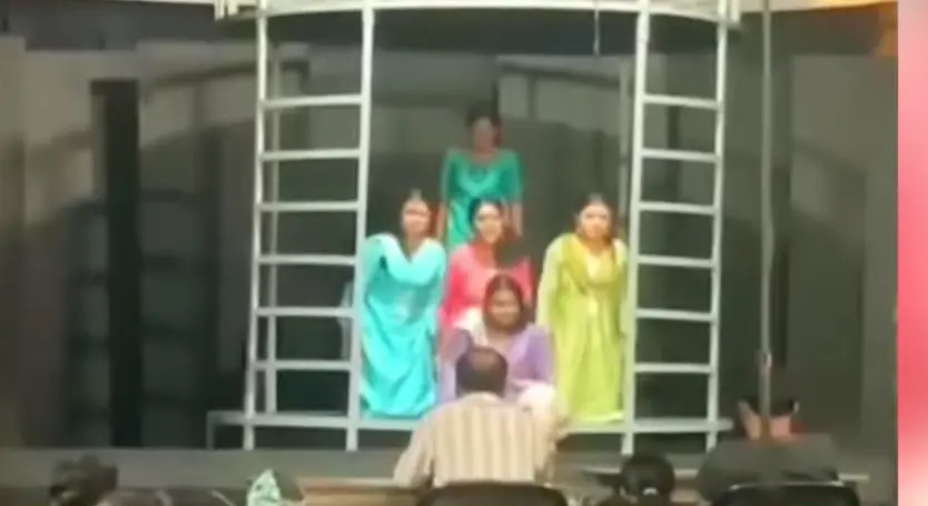 നാടകത്തില്നിന്നുള്ള ദൃശ്യം