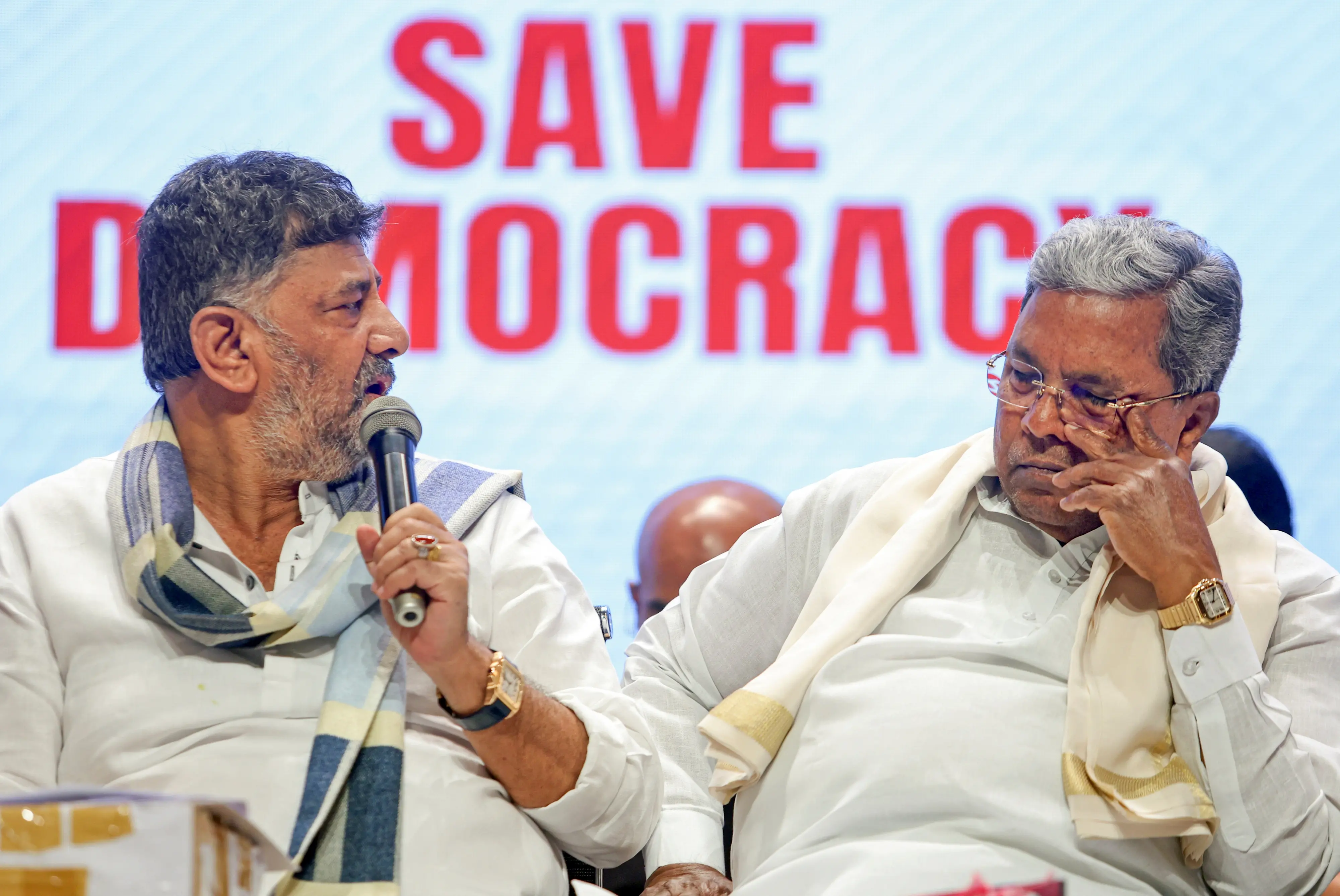 ഡി.കെ.ശിവകുമാറും സിദ്ധരാമയ്യയും |ഫോട്ടോ:PTI