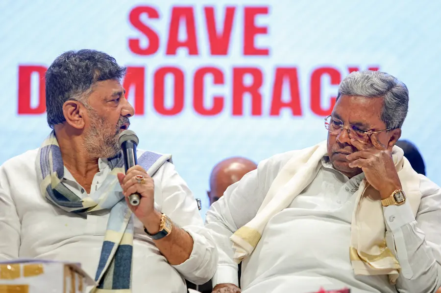 കര്ണാടകയിലെ അധികാരമാറ്റം; ഡല്ഹിയില് നിര്ണായക ചര്ച്ച,'പാര്ട്ടി പറഞ്ഞാല് ശിവകുമാറിനെ അംഗീകരിക്കും'