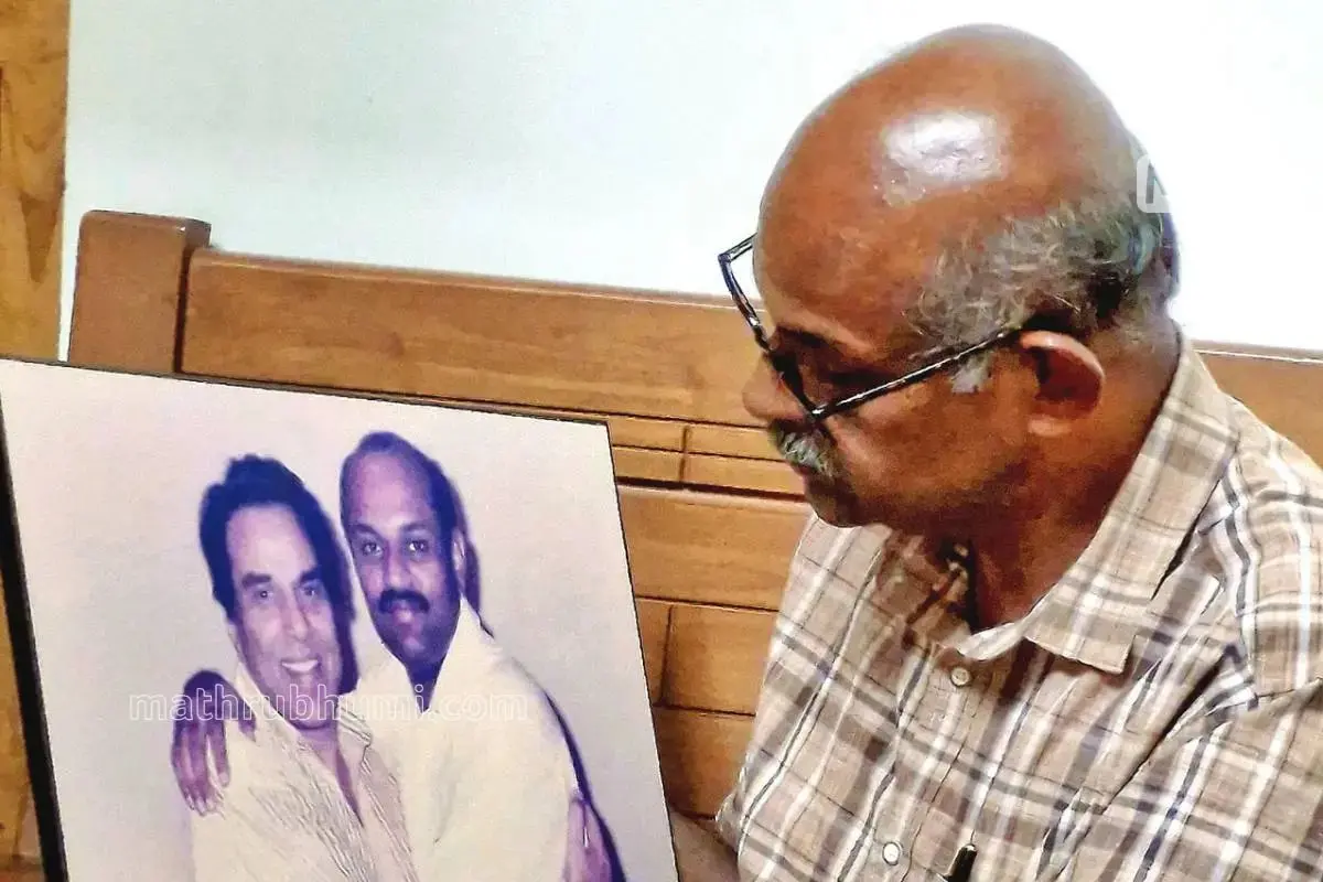 Saifullah Cholakkal holding a portrait of his with late actor Dharmendra | Photo: Mathrubhumi