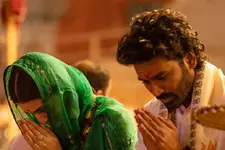 ഗം​ഗാ ആരതിയിൽ പങ്കെടുത്ത് ധനുഷും കൃതി സനോണും