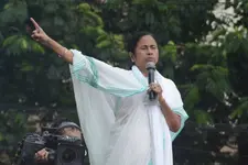 കൈകൊണ്ട് നെയ്യുന്ന ‘മമത സാരികള്‍’, വില 400 രൂപ മുതല്‍