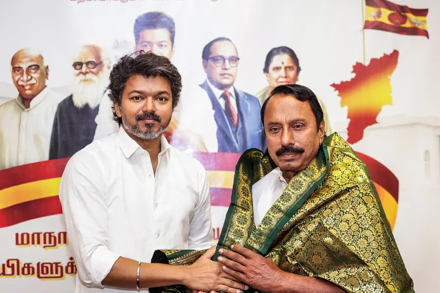 എഐഎഡിഎംകെ പുറത്താക്കിയ പ്രമുഖ നേതാവ് ടിവികെയിലേക്ക്; വിജയ്‌യുടെ സാന്നിധ്യത്തില്‍ അംഗത്വമെടുത്തു