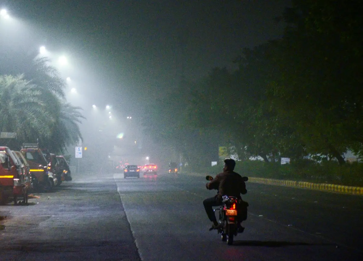Commuters make their way amid smoggy weather | Photo: PTI