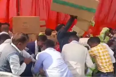 ചിപ്സ് പാക്കറ്റിനുവേണ്ടി പരക്കംപാഞ്ഞ് അതിഥികൾ; സമൂഹവിവാഹവേദിയിൽ സംഘർഷം, നിരവധി പേർക്ക് പരിക്ക്