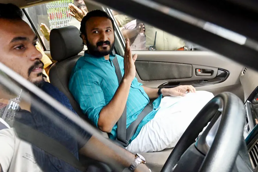 ആദ്യം മാറ്റിനിര്ത്തി; സാഹചര്യം അനുകൂലമാക്കിയെടുക്കാനുള്ള നീക്കത്തിനിടെ പരാതിയെത്തി, ഇരുട്ടടിയേറ്റ് കോൺഗ്രസ്