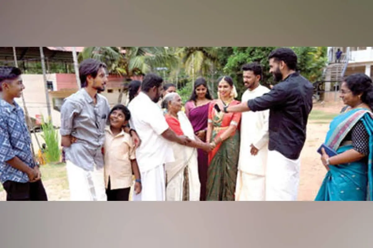 ഒറ്റൂർ പഞ്ചായത്തിൽ മത്സരിക്കുന്ന എ.എസ്.മേഘന വിവാഹവേദിയിൽനിന്ന് ഭർത്താവുമൊത്ത്, മത്സരിക്കുന്ന വാർഡിൽ വോട്ടഭ്യർഥിക്കുന്നു