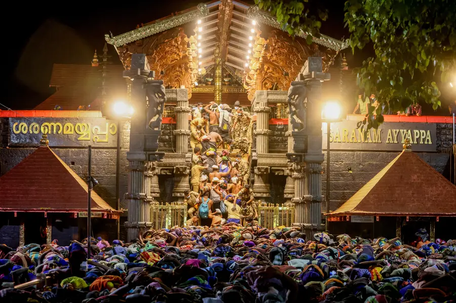 ശബരിമലയില് മേല്ശാന്തിമാരുടെ മുറിയിലെ നെയ്യ് വില്പന തടഞ്ഞ് ഹൈക്കോടതി; പായ്ക്ക് ചെയ്തുവെച്ചത് തിരിച്ചേൽപ്പിക്കണം