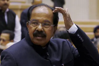 ‘Infighting in Karnataka Congress is politically suicidal,’ Says veteran leader Moily | WATCH