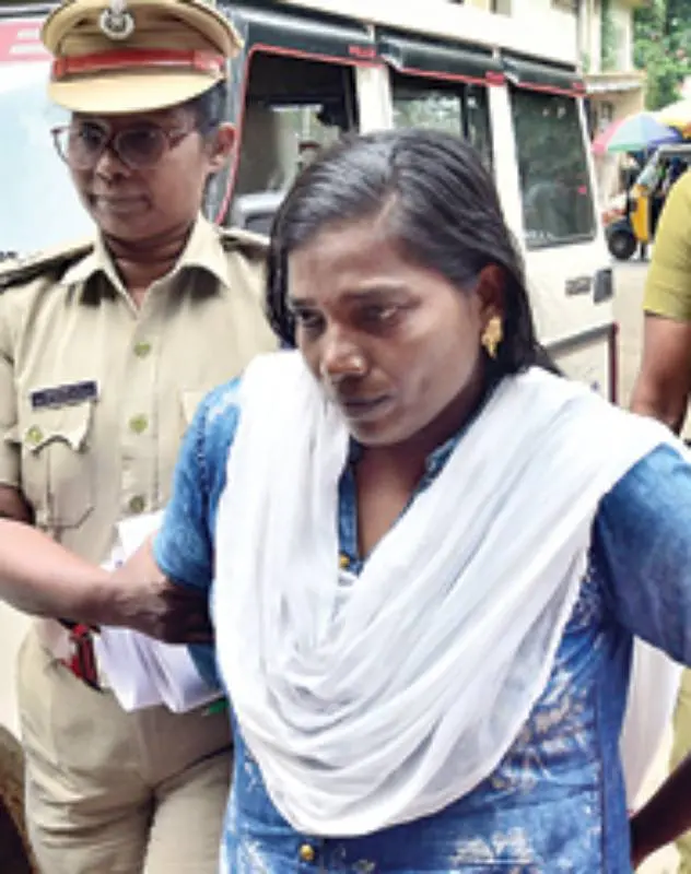 അനിത കൊലക്കേസിലെ പ്രതി രജനിയെ ആലപ്പുഴ കോടതിയിലേക്കു കൊണ്ടുവരുന്നു | Photo:mathrubhumi
