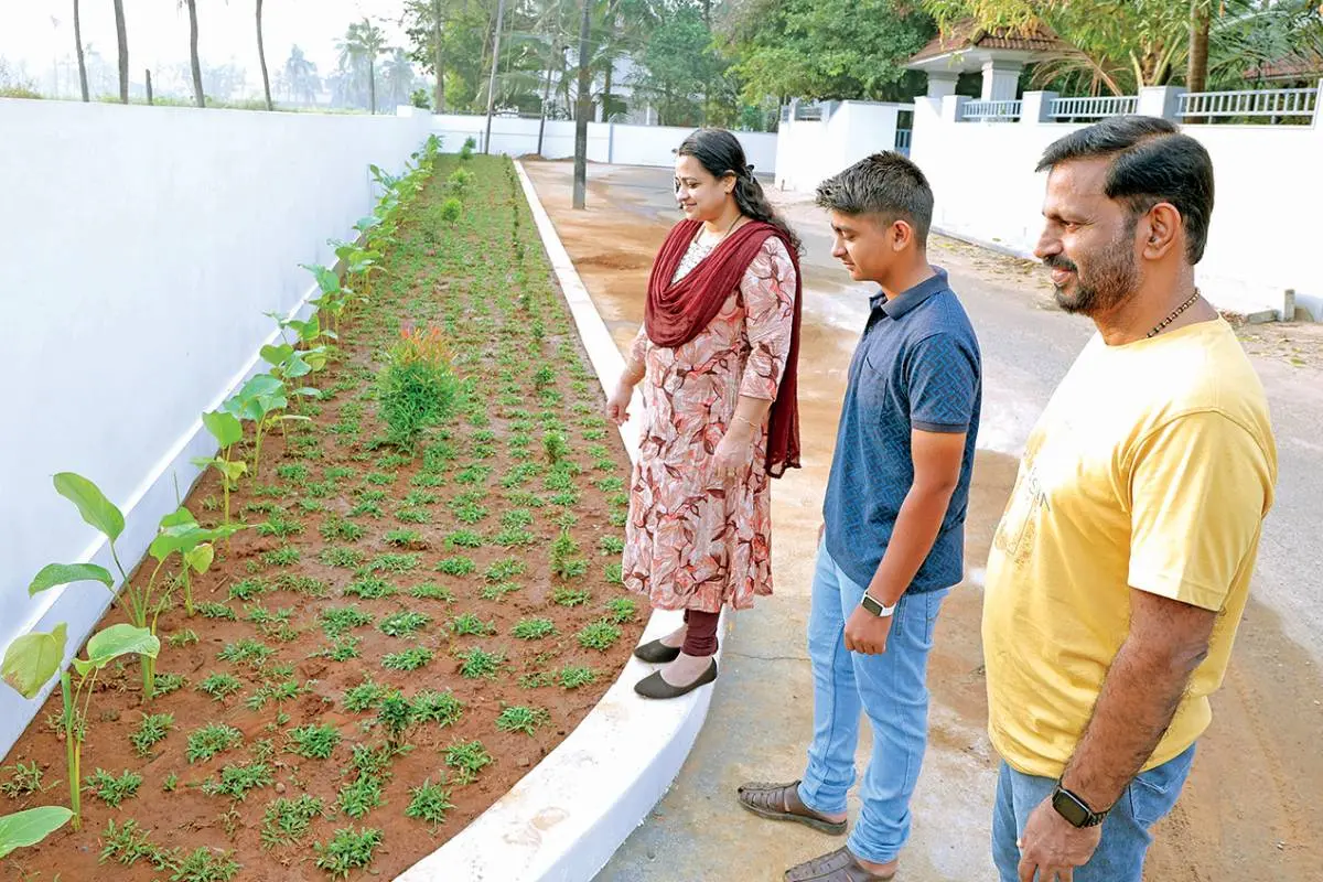 രാമരം റോഡിൽ പൊതുജനങ്ങൾക്കായി നിർമിച്ച പൂന്തോട്ടത്തിൽ പി. സുനിൽ കുമാറും ഭാര്യ നിഷയും മകൻ നന്ദ കൃഷ്ണയും