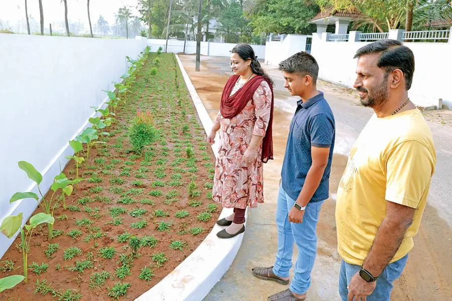 രാമരം റോഡിൽ പൊതുജനങ്ങൾക്കായി നിർമിച്ച പൂന്തോട്ടത്തിൽ പി. സുനിൽ കുമാറും ഭാര്യ നിഷയും മകൻ നന്ദ കൃഷ്ണയും