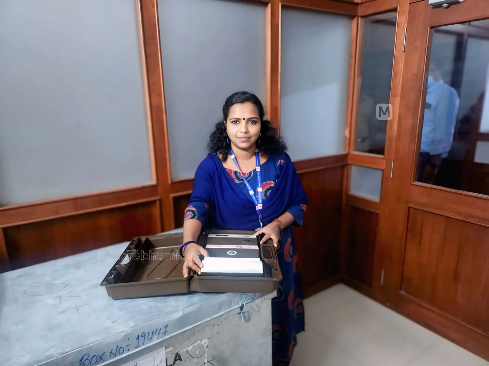 സൗമ്യ ഗോപാലകൃഷ്ണൻ ചങ്ങനാശ്ശേരി നഗരസഭയിലെ വോട്ടിങ് യന്ത്രങ്ങൾ പരിശോധിക്കുന്നു