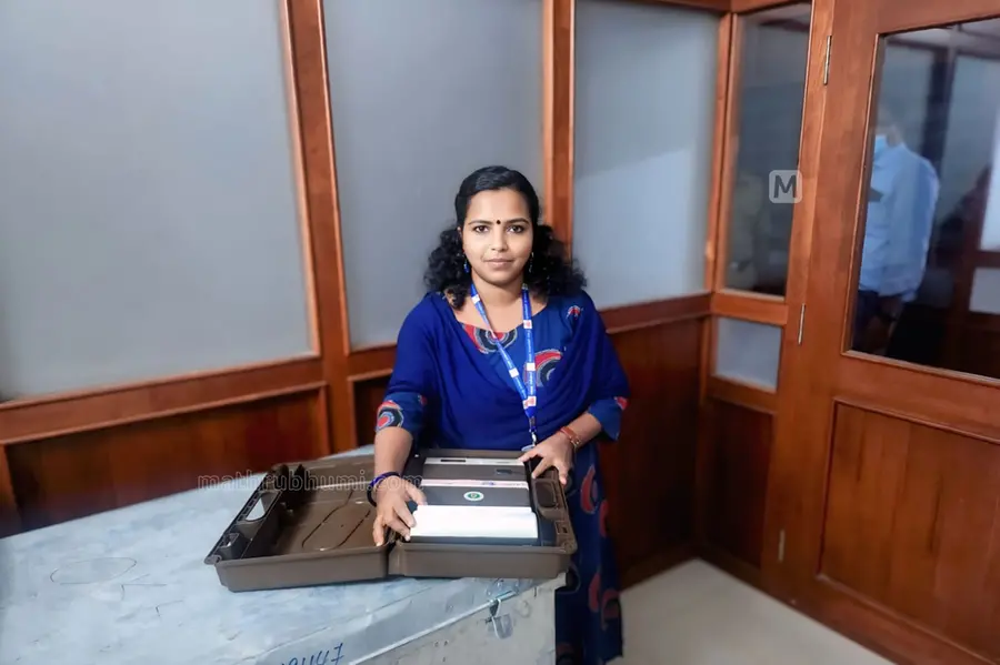 അന്ന് സ്ഥാനാർഥി, ഇപ്പോൾ തിരഞ്ഞെടുപ്പ് നടത്തിപ്പുകാരി