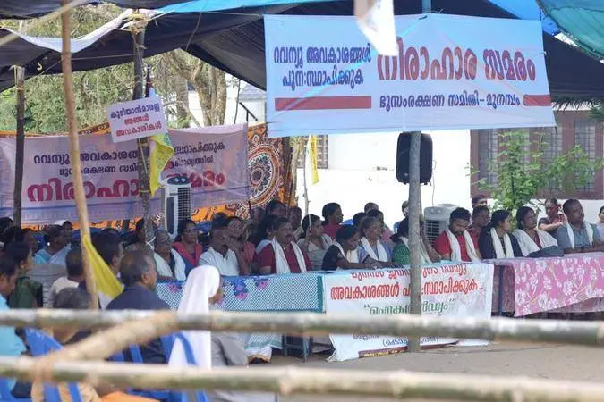 മുനമ്പം സമര സമിതിയിൽ പിളർപ്പ്, സമരം അവസാനിപ്പിച്ച് ഭൂസംരക്ഷണ സമിതി; വിമതപക്ഷം പുതിയ സമരത്തിലേക്ക്