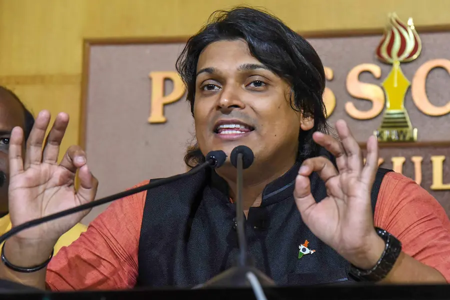 ‘പരാതിക്കാരിയുടെ വിവരങ്ങൾ വെളിപ്പെടുത്തി’; രാഹുൽ ഈശ്വർ പോലീസ് കസ്റ്റഡിയിൽ