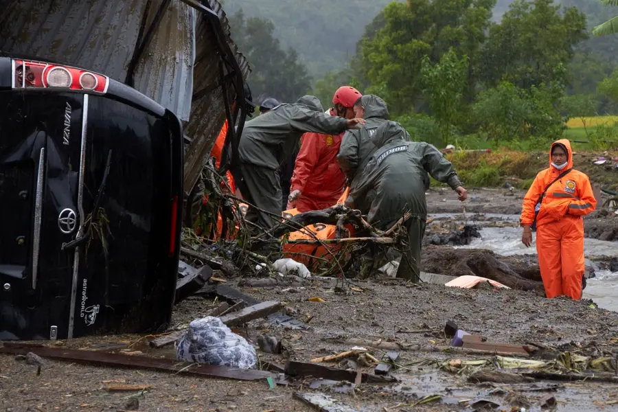 Indonesia flood survivors loot shops for food and water amid rising death toll | VIDEO