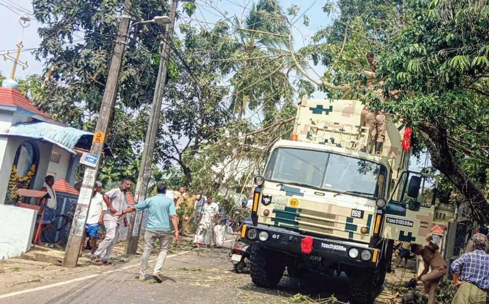 • പാപ്പനംകോട് പൂഴിക്കുന്നിനു സമീപം സൈനികവാഹനം റോഡരികിൽ നിന്ന മരക്കൊമ്പിൽ കുടുങ്ങിയപ്പോൾ