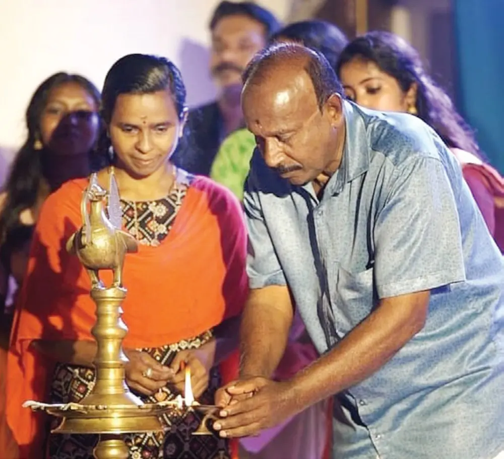 പന്തളം എൻഎസ്എസ് കോളേജ് യൂണിയൻ ആർട്സ് ക്ലബ്ബിന്റെ ഉദ്ഘാടനം കോളേജിലെ സെക്യൂരിറ്റി ജീവനക്കാരൻ രമേശനും സ്വീപ്പർ സിന്ധുവും ചേർന്ന് നിർവഹിക്കുന്നു