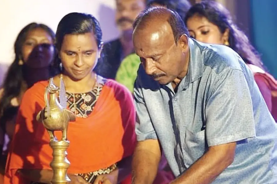വിദ്യാര്ഥികള് നിര്ദേശിച്ചു; ആര്ട്സ് ക്ലബ്ബ് ഉദ്ഘാടനം ചെയ്തത് സെക്യൂരിറ്റി ജീവനക്കാരന് രമേശേട്ടനും സ്വീപ്പര് സിന്ധു ചേച്ചിയും