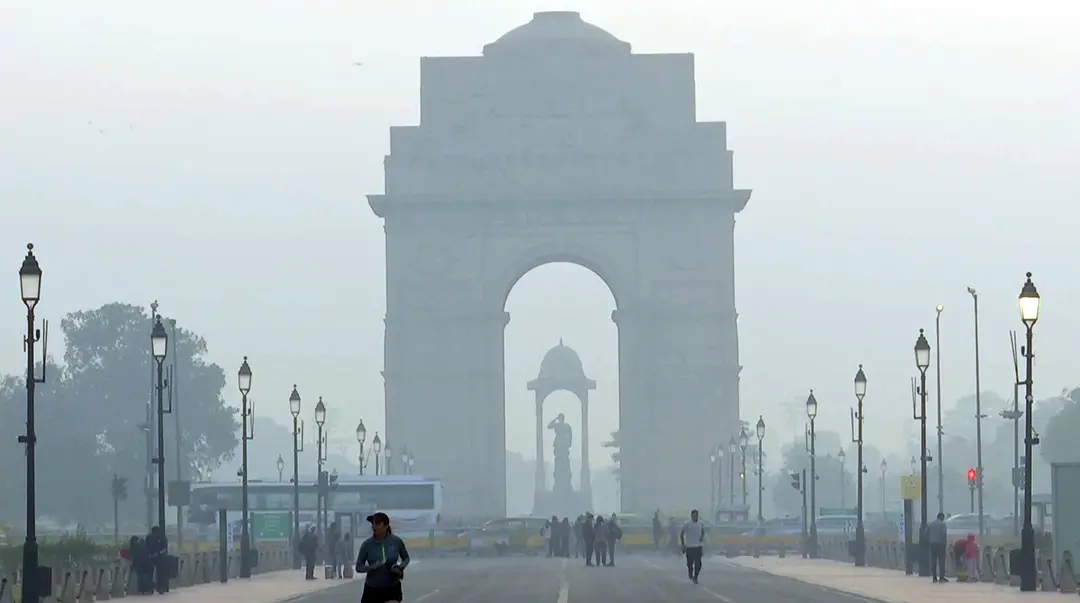 A view of India Gate as dense smog engulfs the area around Kartavya Path with the Air Quality Index (AQI) recorded in the 'Poor' category | Photo: ANI