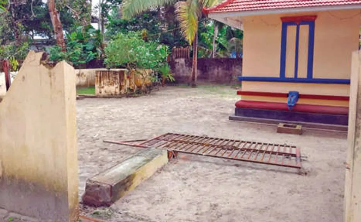 ക്ഷേത്രത്തിലെ ഗേറ്റ് അക്രമി ചവിട്ടിപ്പൊളിച്ചനിലയിൽ