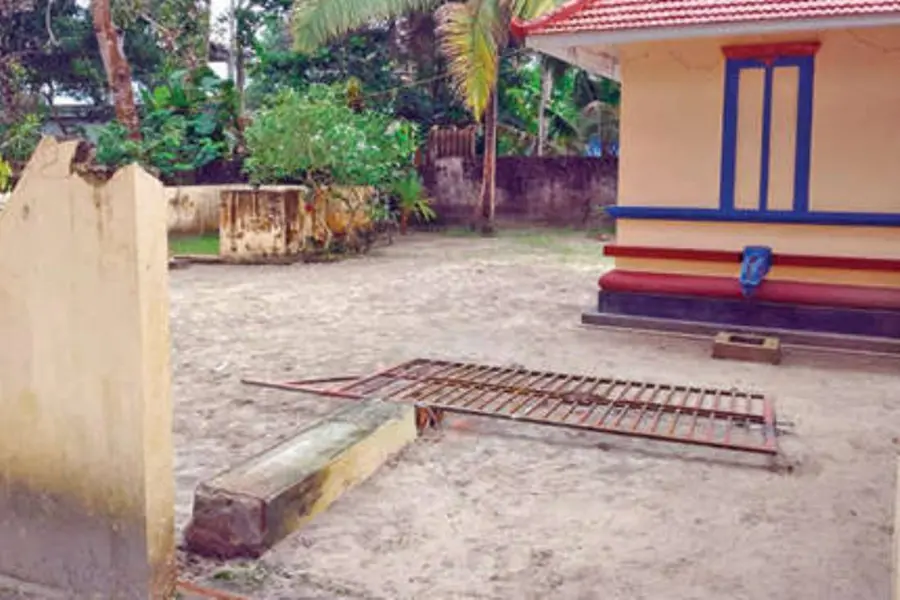മദ്യലഹരിയിൽ ക്ഷേത്രത്തിൽ യുവാവിന്റെ പരാക്രമം; ഗേറ്റ് ചവിട്ടിപ്പൊളിച്ചു, സർപ്പക്കാവിലെ വിഗ്രഹം വലിച്ചെറിഞ്ഞു